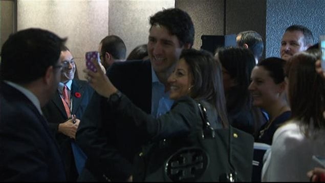 Le premier ministre Justin Trudeau rend visite aux employés du ministère des Affaires étrangères le 9 novembre dernier.