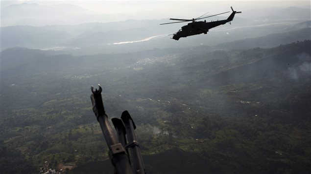 Un helicóptero militar sobrevuela Pichari, en El Perú, una región de gran producción de coca y cocaína. 