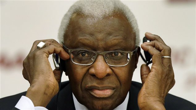 Lamine Diack, ex presidente de la Federación Internacional de Atletismo, IAAF por sus siglas en inglés, ajustando sus auriculares durante una rueda de prensa, el pasado 21 de agosto. El Comité Olímpico Internaciona, COI, suspendió Lamine Diack como miembro honorario, este Martes 10 de noviembre del 2015. 