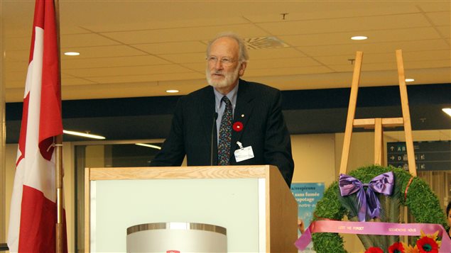 Esteemed surgeon and pathologist Professor Emeritus Dr Jonathan Meakins addresses the assembly at the Remembrance Ceremony at the MUHC