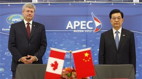 Une photo qui semble dire beaucoup : le premier ministre Stephen Harper et l’ex-président chinois Hu Jintao, lors du sommet de l’APEC à Vladivostok, en Russie, en septembre 2012 © PC/Adrian Wyld.