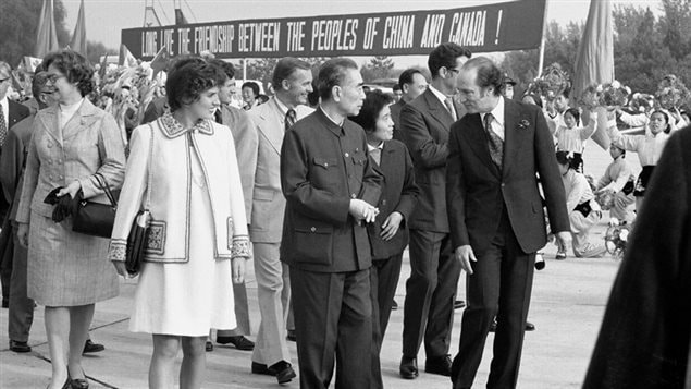 Le premier ministre canadien Pierre Trudeau, à droite, dans le cadre d'une visite officielle en Chine en 1973.