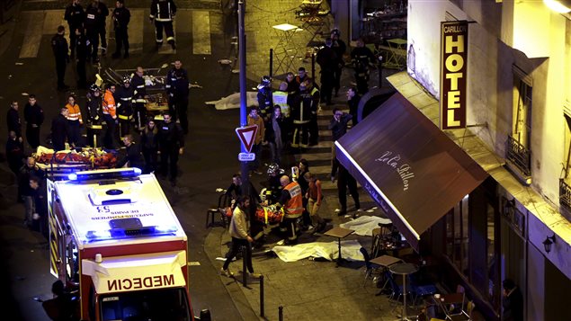  General view of the scene with rescue service personnel working near covered bodies outside a restaurant following shooting incidents in Paris, France, November 13, 2015. REUTERS/Philippe Wojazer