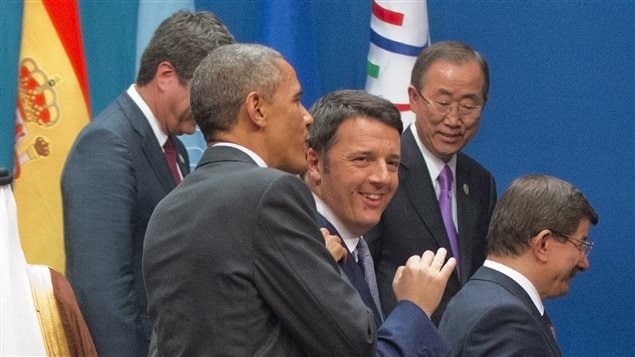  U.S. President Barack Obama walks off stage with Italian Prime Minister Matteo Renzi (C) after a group photo at the G20 summit in Brisbane November 15, 2014. 
