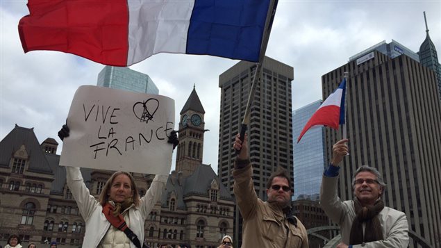 Des centaines de personnes montrent leur solidarité à la France.