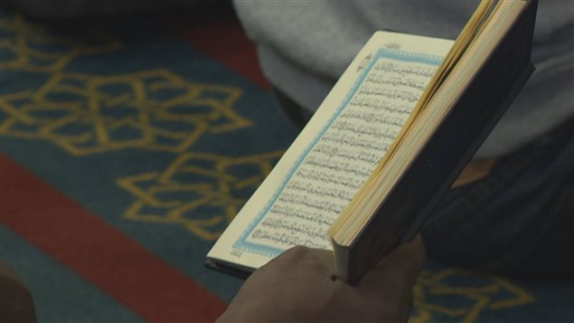 Un fidèle lit le coran dans la mosquée Jamia de Richmond en Colombie-Britannique