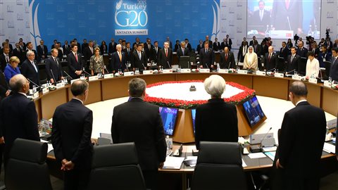Une minute de silence avant d'amorcer les travaux au sommet du G20 en mémoire des victimes de Paris.