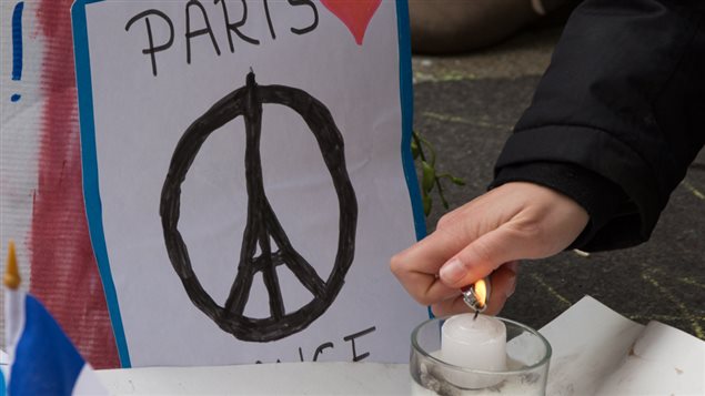 De Montréal à Vancouver, des lampions sont allumés à la mémoire des victimes des attentats les plus meurtriers de la France.