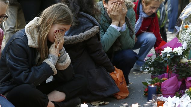 Parisinos recuerdan a las víctimas de los ataques terroristas del 13 de noviembre