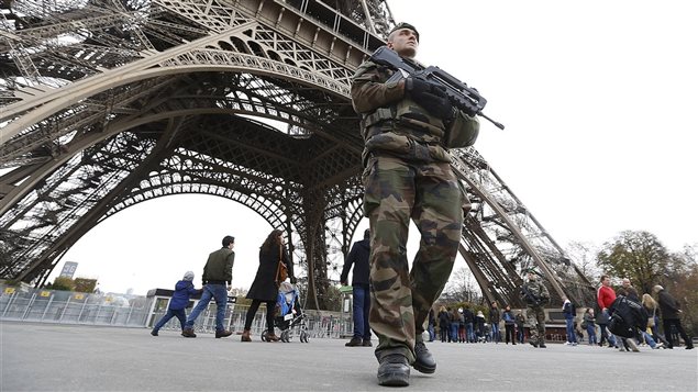 Une patrouille militaire française circule près de la tour Eiffel au lendemain d'une série d'attentats meurtriers à Paris.
