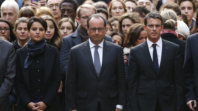 El presidente francés Francois Hollande (centro) acompañado por la ministra de Educación,  Najat Vallaud-Belkacem (izq) y el Primer ministro, Manuel Valls (der) durante el minuto de silencio en la Sorbona de  París. 