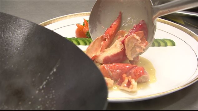 Plato a base de langosta canadiense preparado en China.