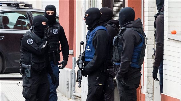 Policías durante una operación en Bruselas. 
