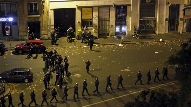 عناصر من الشرطة الفرنسيّة أمام مسرح باتاكلان في باريس
