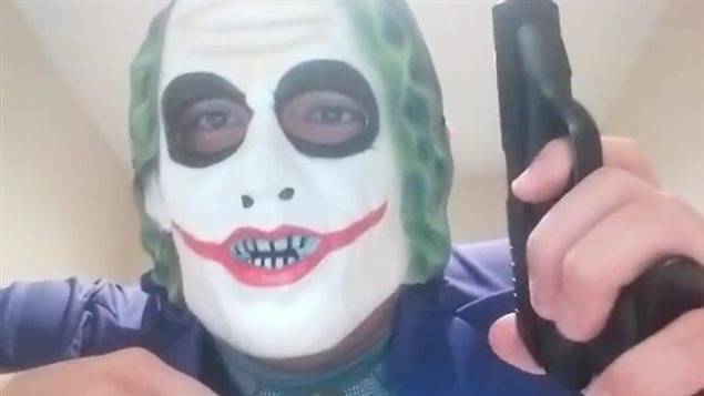 Imágen del video publicado en Internet por un hombre de 24 años, detenido por las autoridades. En la grabación, el individuo amenazó con asesinar un árabe por semana. 