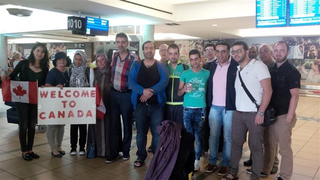 La Islamic Family and Social Services Association accueille des réfugiés syriens à l'aéroport d'Edmonton en juin 2015.
