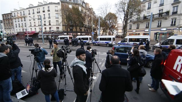 Les responsables des relations publiques ont un rôle de surveillance 24 h sur 24, 7 jours sur 7 auprès des médias pour s'assurer de rendre compte de leurs contenus à leurs clients.
