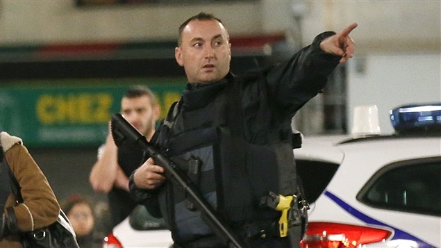 Policías evacuan a residentes del centro de Saint Denis.