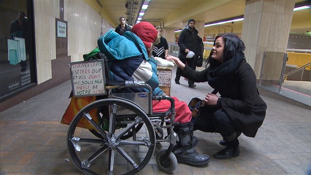 Une personne qui mendie dans le métro de Montréal     Photo : ICI Radio-Canada