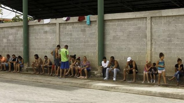 Inmigrantes cubanos espearan afuera de los refugios temporales en la ciudad de La Cruz , cerca de la frontera entre Costa Rica y Nicaragua / 18 de noviembre de 2015.