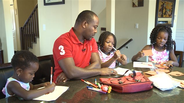 Le père de famille Jean Ngouabe, entouré de ses enfants.