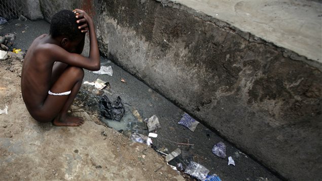  A Nigerian child squats by an open sewer in the neighbourhood of Isale-Eko in central Lagos, April 14, 2007. A report by UNICEF says some 300,000 children under five years old die per year from diarrhoeal diseases linked to inadequate water, sanitation and hygiene. 