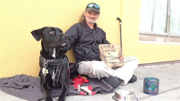 Vaughn Caldwell et son chien Lucky, qui est la mascotte du syndicat. Photo : Andréanne Baribeau