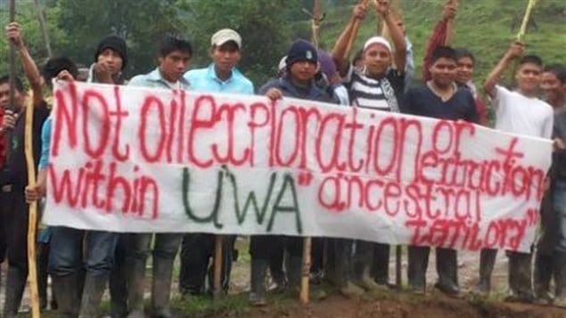 Indígenas U'wa protestan contra la extracción petrolera en su territorio. 