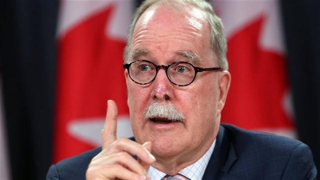 Selon Graham Fraser, le souci du précédent gouvernement de vouloir couper dans les dépenses des ministères a fait des « dommages collatéraux » dans les services notamment aux communautés francophones hors Québec.