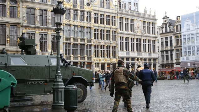 Des militaires et des policiers patrouillent sur la Grand-Place de Bruxelles, le 21 novembre.