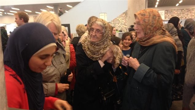 يوم الحجاب في مكتبة هليفكس للتعريف بوضع غطاء الرأس