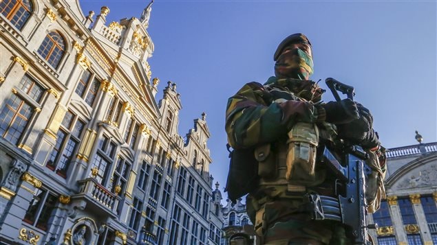  A Belgian soldier patrols in Brussels' Grand Place as police searched the area during a continued high level of security following the recent deadly Paris attacks, Belgium, November 23, 2015. REUTERS/Yves Herman