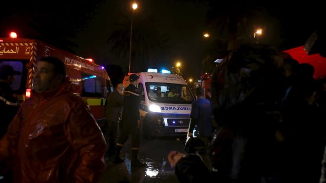 سيارة إسعاف وآليات للحماية المدنية وعناصر من الشرطة في المكان الذي تعرضت فيه حافلة الأمن الرئاسي للهجوم اليوم في تونس العاصمة 