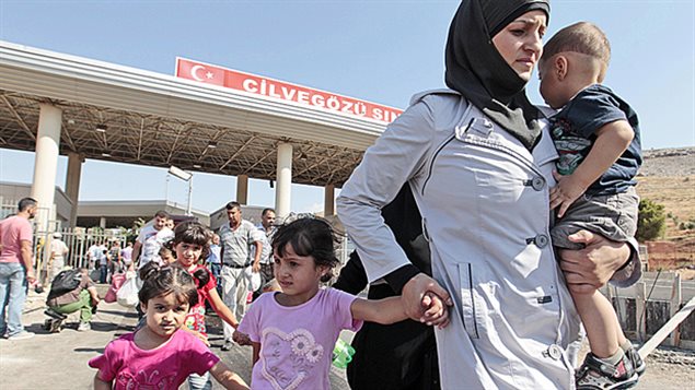 Des réfugiés syriens à la frontière de la Turquie.
