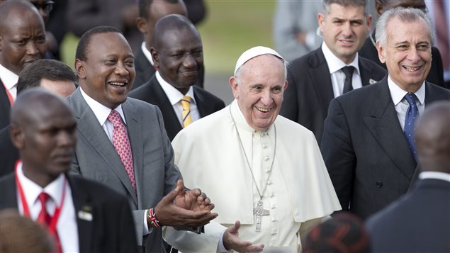 El papa Francisco recibido a su llegada a Kenya por el presidente Uhuru Kenyatta
