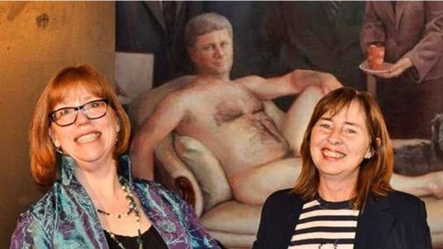 Photographiés en 2012, l'artiste Margaret Sutherland (à gauche) et Danielle Potvin (à droite) avec la peinture controversée de Margaret Sutherland, Empereur Haute Couture. Photo : DANIELLE POTVIN