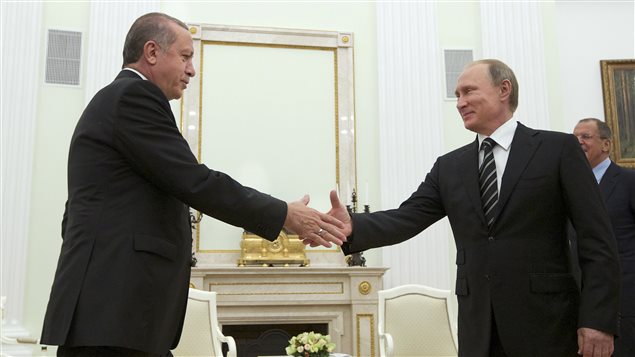 Russian President Vladimir Putin (R) shakes hands with Turkish President Tayyip Erdogan during their meeting at the Kremlin in Moscow, Russia, September 23, 2015.