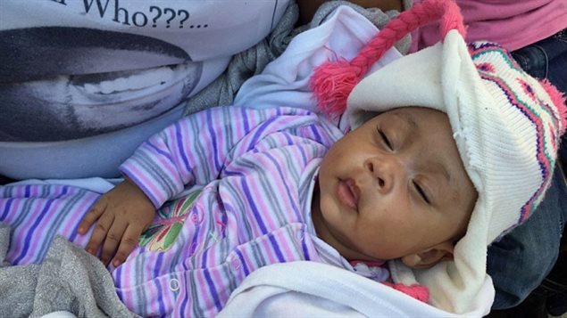 طفلة لاجئة مريضة حملتها والدتها إلى مقرّ المفوضيّة العليا للاجئين في بيروت