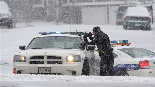 Un policier posté près de la clinique Planned Parenthood, au Colorado, où a lieu une fusillade. Un policier posté près de la clinique Planned Parenthood, au Colorado, où a lieu une fusillade.