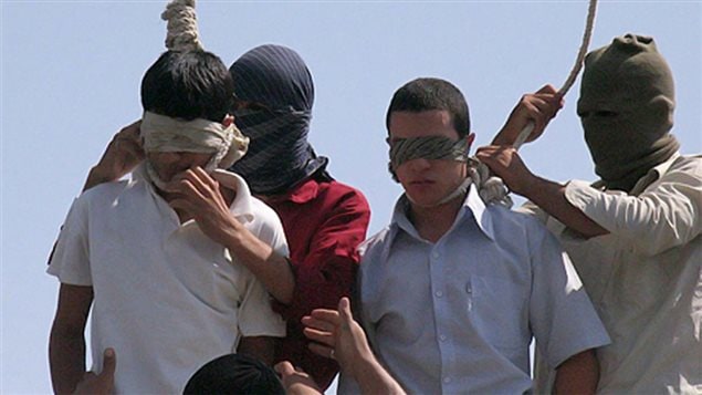 Sur cette photo de 2005, deux garçons, Mahmoud Asgari, 16 ans, (en bas) et Ayaz Marhoni, 18 ans, sont exécutés par pendaison en Iran. Ils ont dit avant leur exécution qu'ils ne savaient pas que les actes homosexuels étaient passibles de mort. Une histoire qui a mobilisé la communauté internationale. (Crédit photo : AFP/Getty Images)