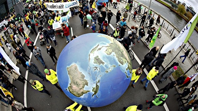 À Berlin, en Allemagne, des manifestants participent à une marche à la veille de la conférence Paris Climat. À Berlin, en Allemagne, des manifestants participent à une marche à la veille de la conférence Paris Climat.