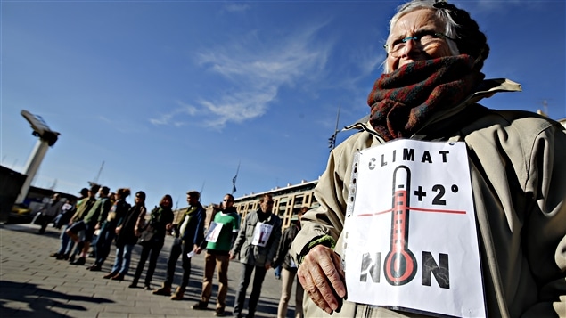 Une femme participe à Paris à la marche précédant l'ouverture de la conférence sur le climat. Une femme participe à Paris à la marche précédant l'ouverture de la conférence sur le climat.