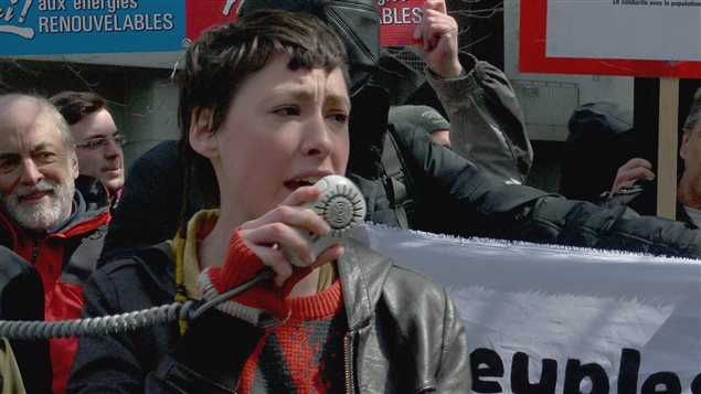 La militante Alyssa Symons-Bélanger dans une image du film Pipelines, pouvoir et démocratie La militante Alyssa Symons-Bélanger dans une image du film Pipelines, pouvoir et démocratie