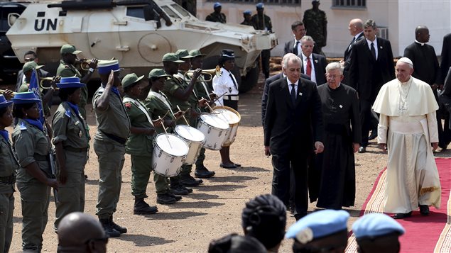 El papa Francisco llega al palacio presidencial de la Reública Centroafricana para su entrevista con la presidenta interina, Catherine Samba-Panza.