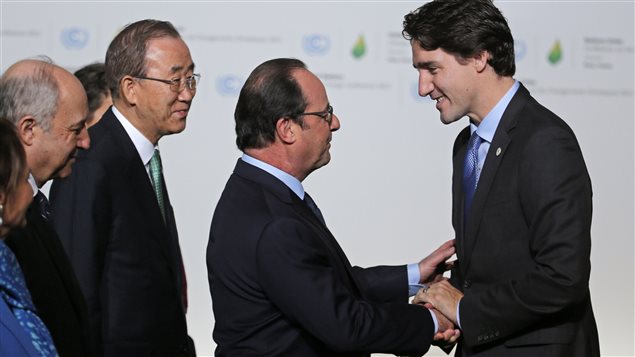 François Hollande accueille Justin Trudeau à la conférence de Paris sur le climat. François Hollande accueille Justin Trudeau à la conférence de Paris sur le climat.