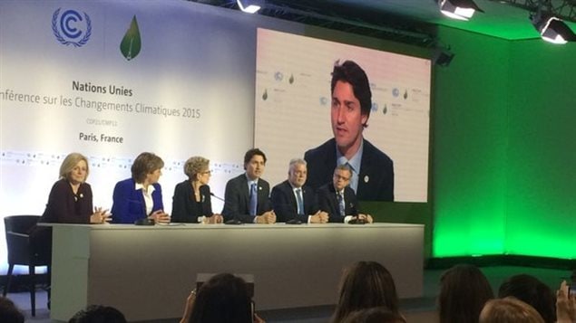 El primer ministro de Canadá, Justin Trudeau, acompañado por cinco primeros ministros provinciales en conferencia de prensa hoy en París.