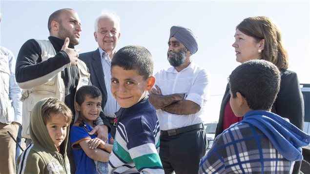 وزير الهجرة الكندي جون ماكالوم( الثاني من اليسار) ووزير الدفاع هارجيت سجّان في زيارة لمخيّم الزعتري للاجئين في الأردن