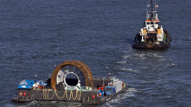 Ce n’est pas la première fois que la compagnie OpenHydro tente de produire de l’électricité avec les hautes marées de la baie de Fundy, en Nouvelle-Écosse. En 2009, elle a installé cette turbine, dont les pales n’ont pas résisté à la force des marées.
