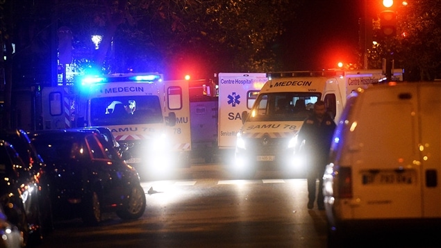 Des ambulances à Paris le 13 novembre, soir des attentats qui ont fait 130 victimes et 350 blessés. Des ambulances à Paris le 13 novembre, soir des attentats qui ont fait 130 victimes et 350 blessés.