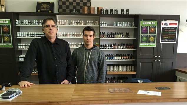 Daniel Morrissette (gauche), co-propriétaire de la boutique VapLogik, accompagné d’Émile Proulx-Morrissette (droite), son fils et employé.